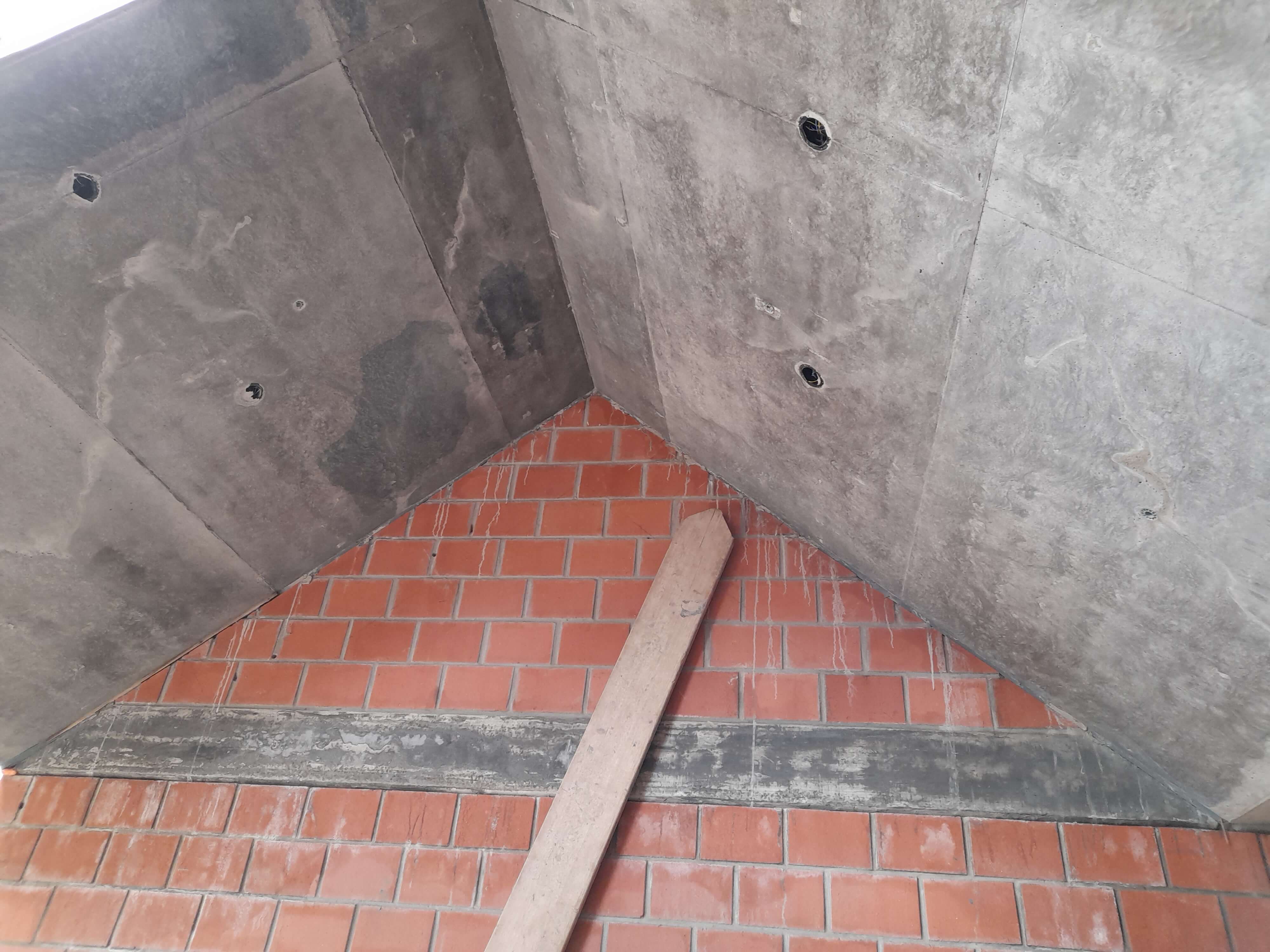 detail van betonnen plafond in zicht